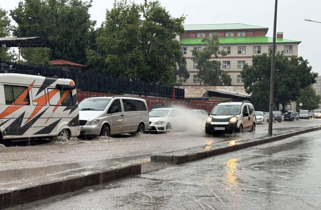 Erzurum'u sağanak vurdu! Evleri su bastı araçlar yolda mahsur kaldı 16